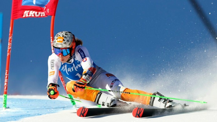 Petra Vlhová na trati obrovského slalomu v Kronplatzi.