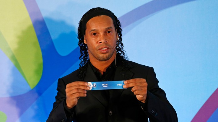 Brazílsky reprezentant Ronaldinho s lístkom Brazílie počas žrebovania olympijského futbalového turnaja v Riu de Janeiro.