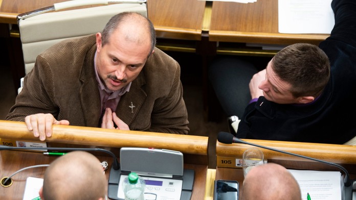 Na snímke hore zľava predseda strany ĽSNS Marian Kotleba a predseda strany Republika Milan Uhrík