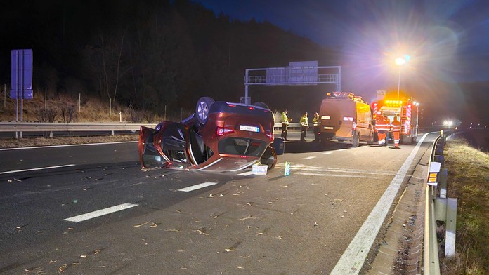 FOTO: Vážna nehoda na D1 za tunelom Branisko. Vodič vyletel na stredové betónové "áčka" a skončil na streche