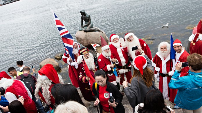 Santa Clausovia z celého sveta sa zhromaždili pred sochou Malej morskej víly.
