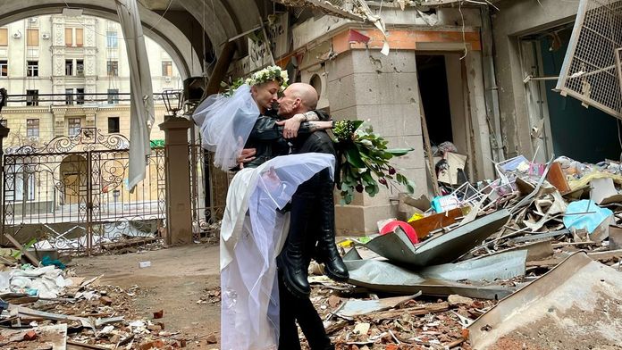 VIDEO: Lásku nezlomí ani vojna. Lekár so sestričkou sa zosobášili v zbombardovanom Chersone