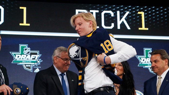 Jednotkou draftu  NHL sa stal švédsky obranca Rasmus Dahlin.