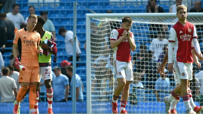 Futbalisti Arsenalu opúšťajú ihrisko po zahanbujúcej prehre.