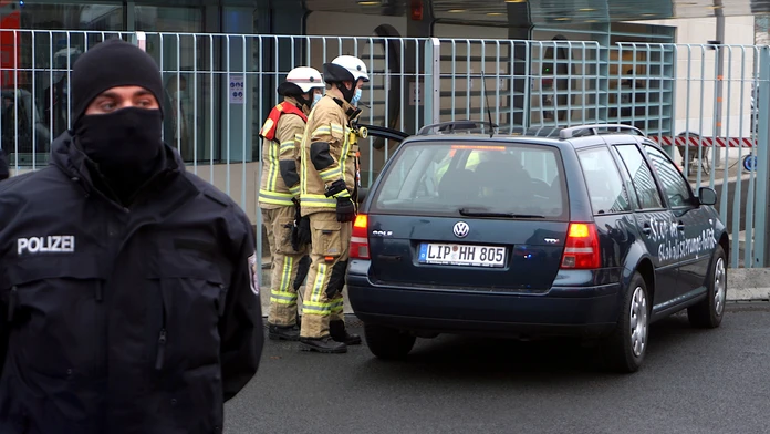 Zmohla ju únava. Zamestnankyňa fasfoodu zaspala počas prípravy sendviča