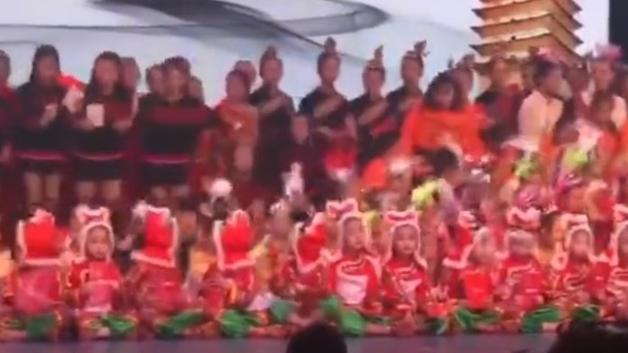 Fínski hráči oslavujú titul majstra sveta po triumfe vo finále MS 2019 nad Kanadou.