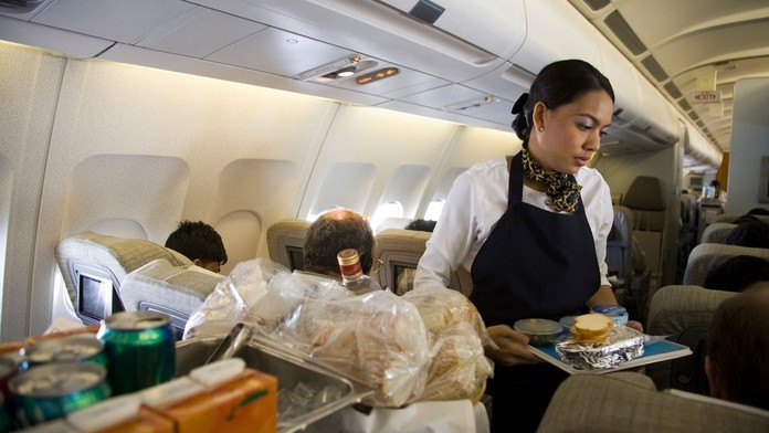 Letuška ponúka jedlo cestujúcim. Ilustračná snímka. 
