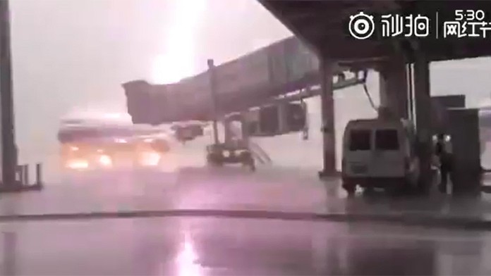 Blesk udrel do lietadla.