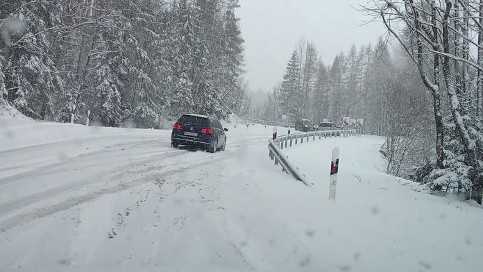Studený front priniesol na viaceré časti Slovenska sneženie. Problémy hlásili najmä horské priechody