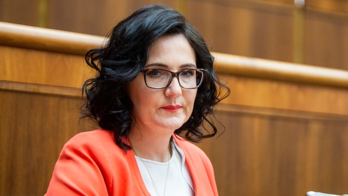 Alpská lyžiarka Anna Swennová Larssonová oslavuje v cieli slalomu na MS v Are.