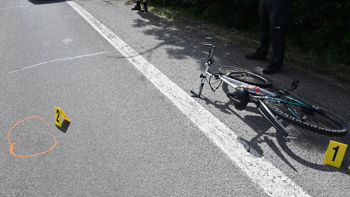 Opitý cyklista spadol na autobus.