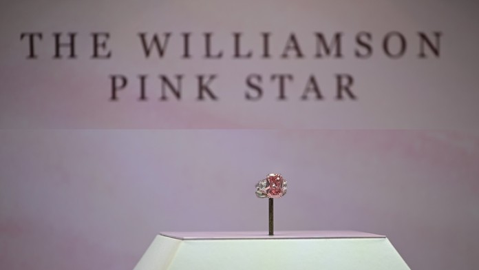 Vzácny ružový diamant prepísal rekordy. Nemenovaný kupec zaňho zaplatil astronomickú sumu