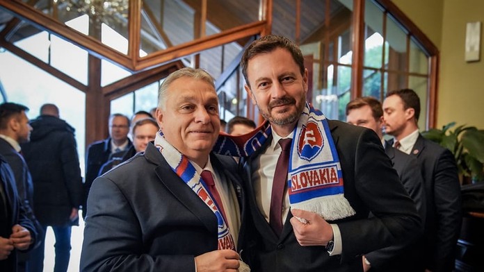Darček pre Orbána. Premiér Heger ukázal, že diplomatický spor sa dá riešiť aj s ľahkosťou a humorom