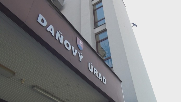 Na snímke vpravo Marek Hecl (Dukla) a brankár Nitry Adam Nagy.