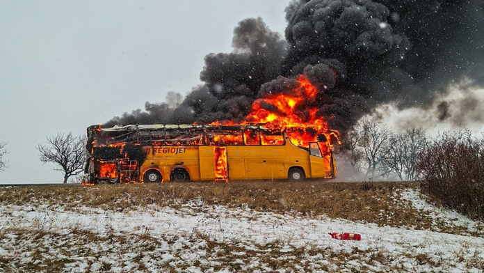 FOTO: Dramatický požiar na českej diaľnici. Autobus zhorel do tla