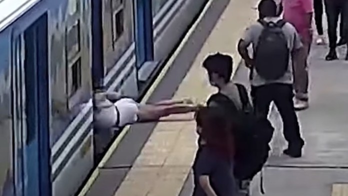 Dráma v Buenos Aires. Mladá žena omdlela a spadla pod idúci vlak