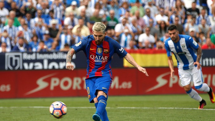 Lionel Mess premieňa pokutový kop.