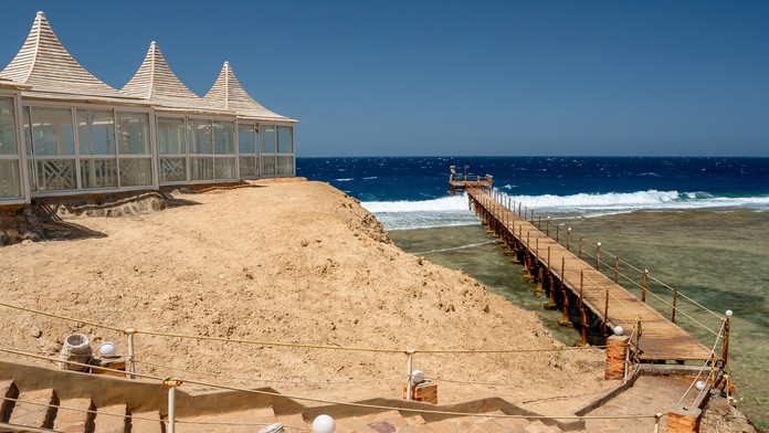 Mólo pri hoteli Calimera Habiba Beach Resort v egyptskom letovisku Marsá Alam.