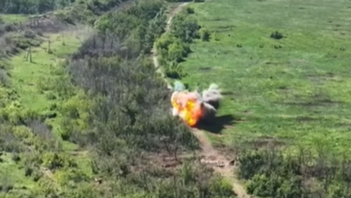 VIDEO: Neželaný ukrajinský darček pre ruské sily. Vozidlo po nabehnutí na mínu okamžite explodovalo