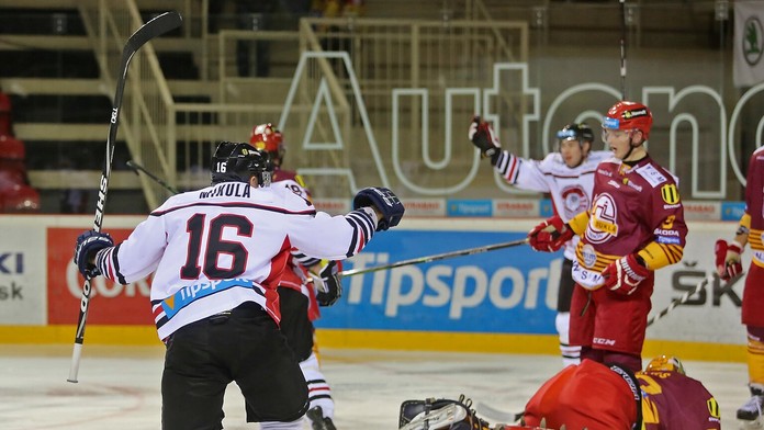 Na snímke vľavo Ondrej Mikula (Banská Bystrica) sa teší z tretieho gólu 