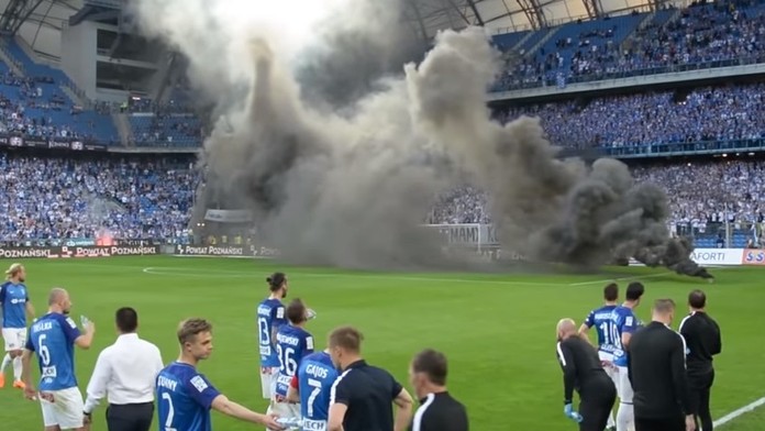 Hráči Lechu Poznaň počas zápasu proti Legii Varšava, ktorý prerušili pre výtržnosti divákov.