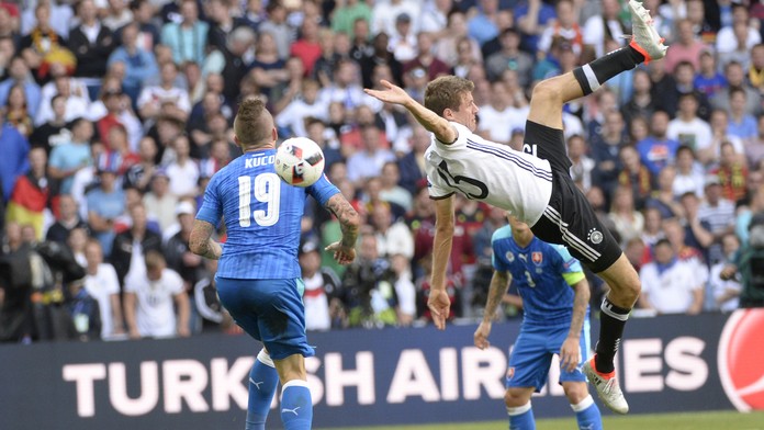 Pilier našej zálohy Juraj Kucka (v modrom) proti Nemcovi Thomasovi Müllerovi v osemfinále ME.