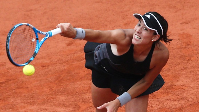 Garbine Muguruzová podáva vo štvrťfinále dvojhry proti Marii Šarapovovej na grandslamovom turnaji Roland Garros.