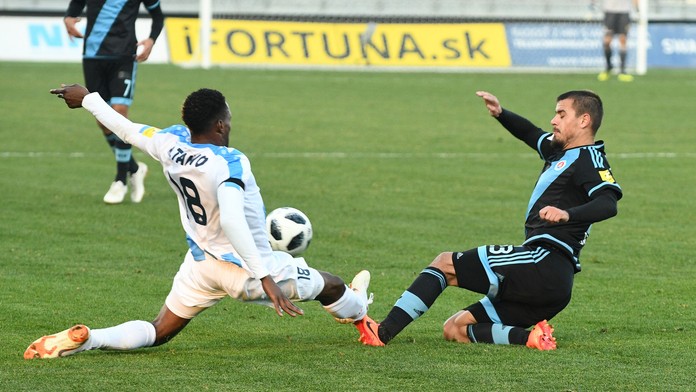 Abdulrahman Taiwo z Nitry (vľavo) a Arťom Suchockij zo Slovana v súboji o loptu.