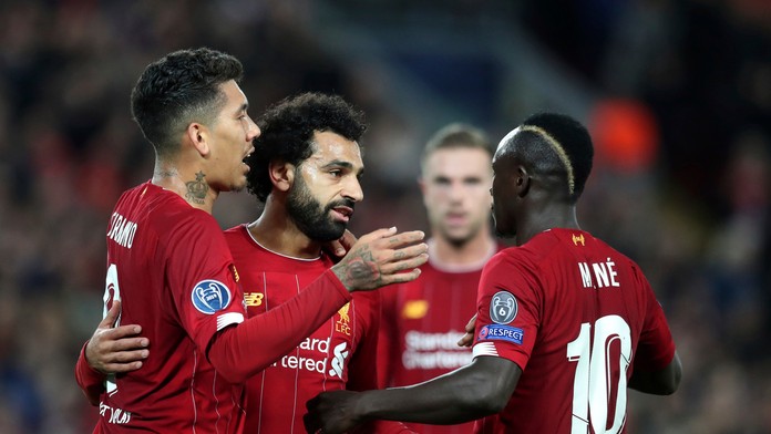 Hráči Chelsea oslavujú gól v dueli LM na pôde Lille.