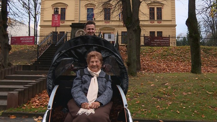 Na rikši sa v Poprade vozia dôchodcovia.