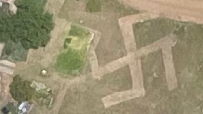 VIDEO: Škandál v Nemecku. Niekto na poli vykosil obrovský hákový kríž