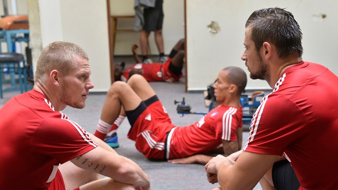 Tomáš Tatar (vpravo) v rozhovore s futbalistom Petrom Čögleyom.