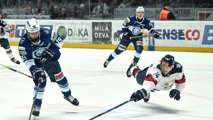 Na snímke zľava Tomáš Chrenko (Nitra) a Boris Brincko (Slovan).
