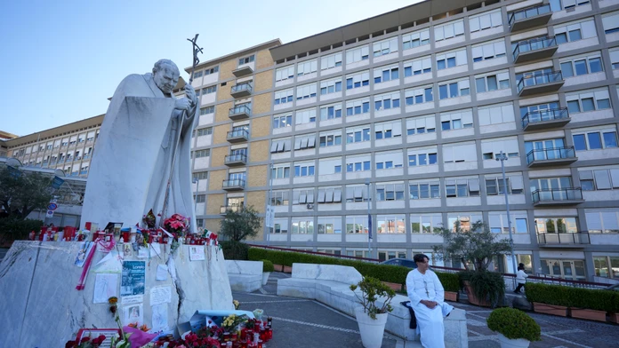 Dobré správy z Ríma. Vatikán naznačil, že pápeža Františka by mohli už čoskoro prepustiť z nemocnice