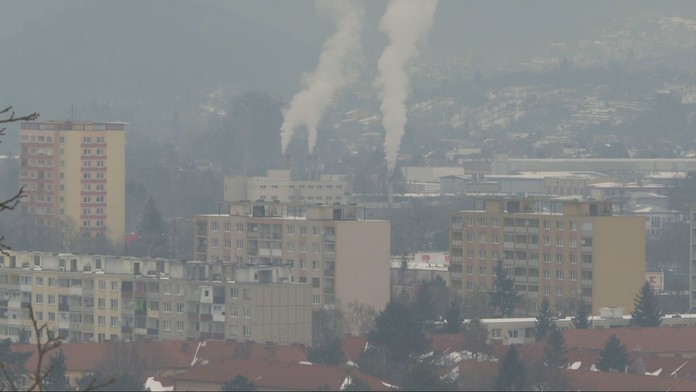Obmedzte pohyb vonku a skráťte vetranie. SHMÚ upozorňuje na smog vo viacerých regiónoch