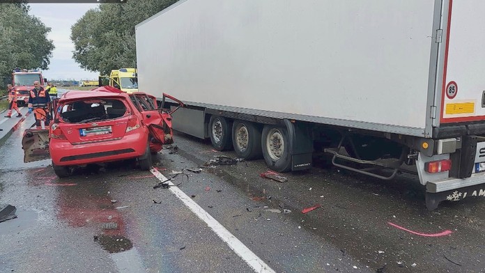 Strety kamiónov s autami väčšinou končia tragicky. 