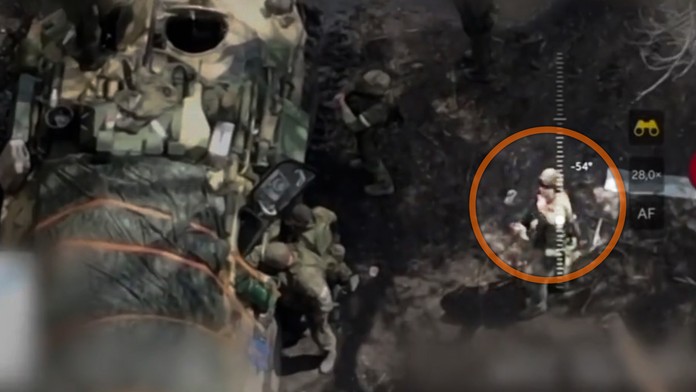 Ruský vojak ukázal ukrajinskému dronu prostredník. Ďalšie bezpilotné lietadlo mu poslalo presne mierený granát