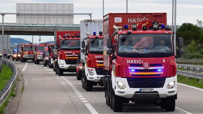 Slovenskí hasiči pri návrate z Grécka.