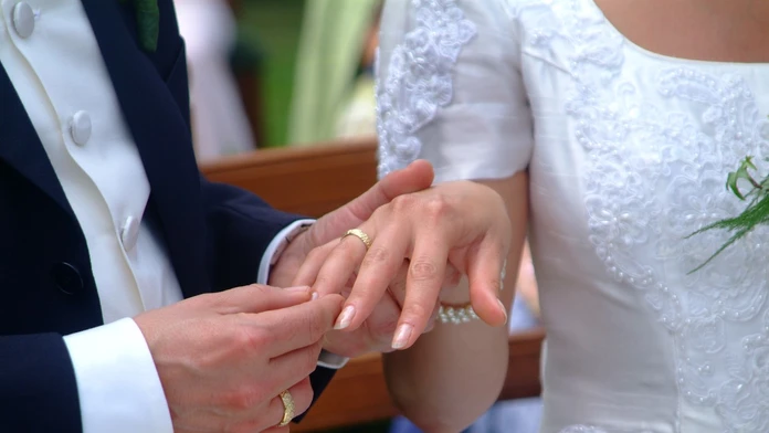 Nemajú vlastné bývanie či dostatok peňazí. Zisťovali sme, prečo sa mladí Slováci sobášia menej