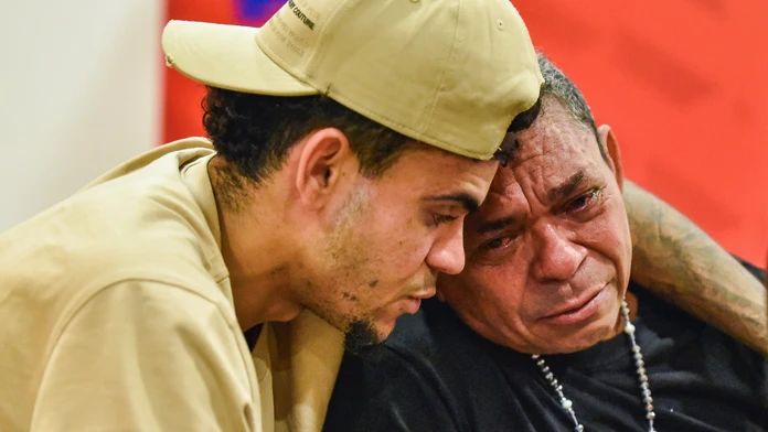 Slzy radosti. Hviezda Liverpoolu sa so svojím otcom stretla prvýkrát od jeho únosu