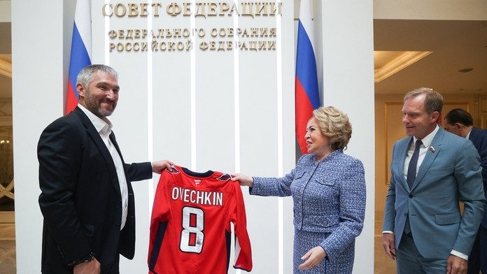 Ovečkin po sezóne pózuje s politikmi Putinovho režimu