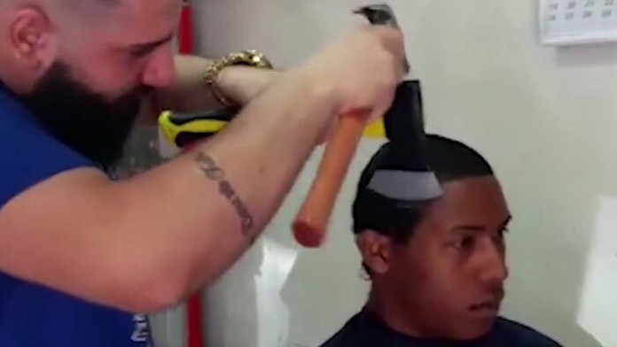 Barber používa kladivo a sekeru