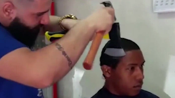Barber používa kladivo a sekeru