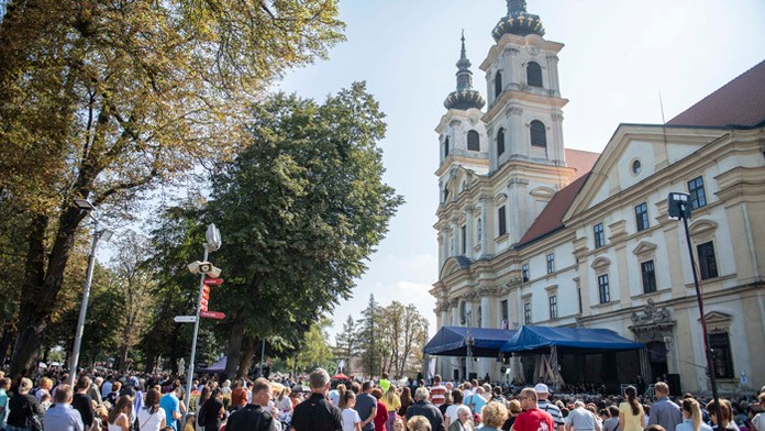 Veriaci počas omše pred Bazilikou Sedembolestnej Panny Márie na Národnej púti.