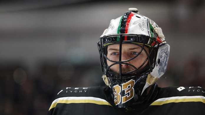 VIDEO: Brutálny zákrok na hlavu brankára spustil hromadnú bitku. Hlavný vinník trestu neunikol