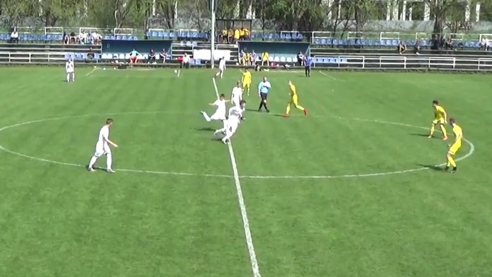 Mário Baláž (FC Nitra) napriahol zo stredového kruhu a  prekvapil brankára Michaloviec.