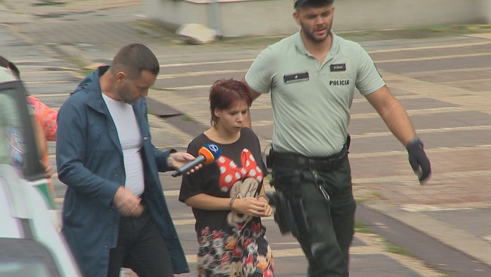 Začal sa súd s matkou z Galanty, ktorá sa deťom vyhrážala smrťou. Zazneli výpovede otca aj sociálky