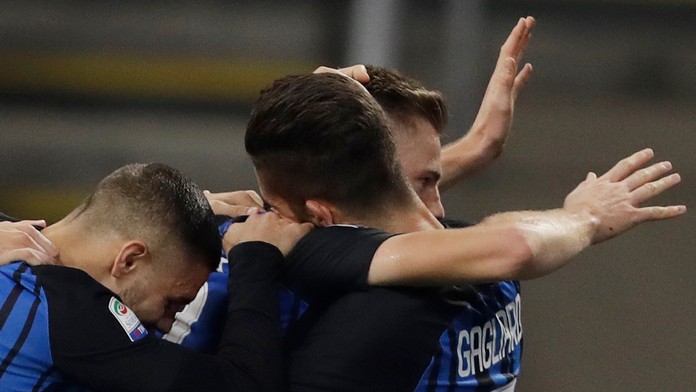 Milan Škriniar (vľavo).