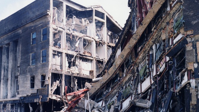 Trosky budovy Pentagonu.