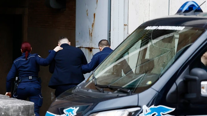 Stroj mužovi rozdrvil nohy a odtrhol ruku, jeho končatinu zabalil do škatule. Farmár spoznal trest